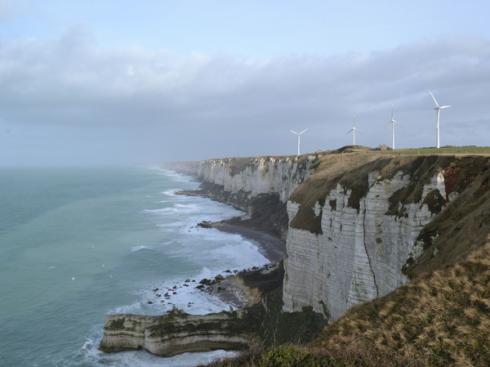 Éoliennes sur la falaise du Cap Fagnet (Fécamp, Seine-Maritime)